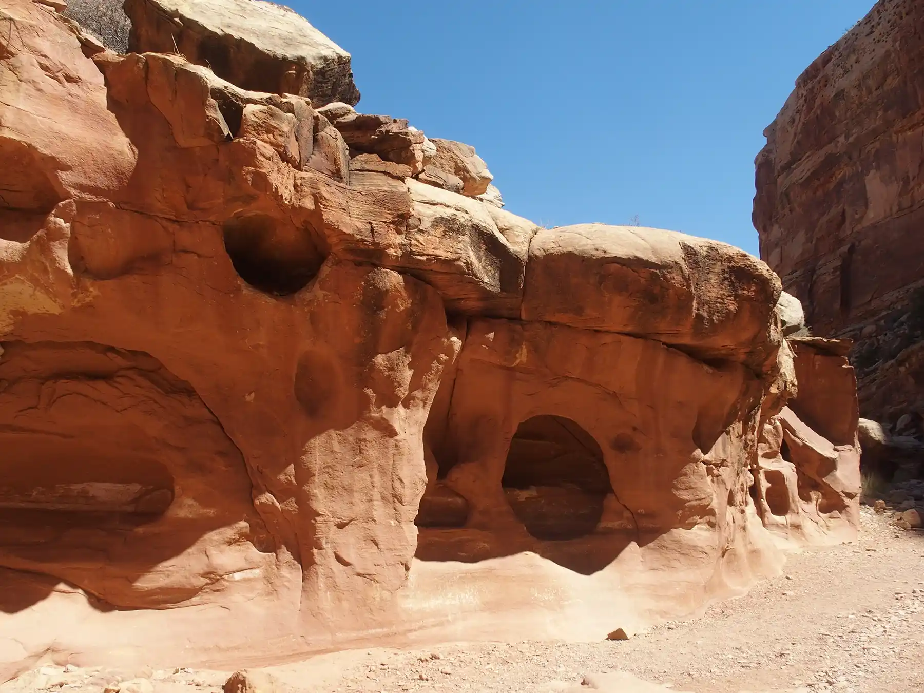 shutterstock_2544498761 arches national park trails